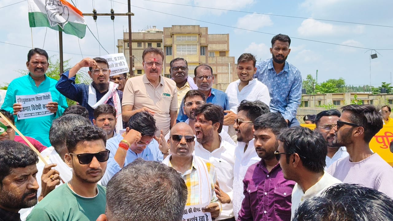 कांग्रेस ने तोड़ा बैरिकेट, युक्तियुक्तकरण के विरोध में घेरा बीईओ दफ्तर
