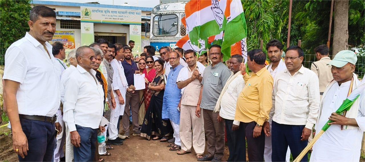 खाद-बीज की समस्या को लेकर ग्रामीण कांग्रेस का एक दिवसीय धरना प्रदर्शन