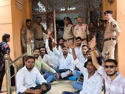 कॉलेज में NSUI का प्रदर्शन, वाणिज्य विभाग प्रमुख को पद से हटाया गया