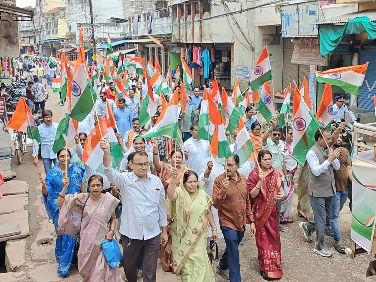 धमतरी में 1000‑मीटर लंबी तिरंगा यात्रा: देशभक्ति का अद्भुत दृश्य