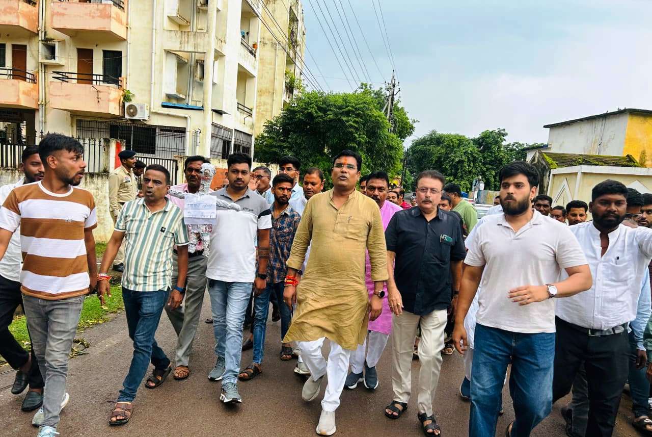 🔴 बदहाल कानून व्यवस्था पर कांग्रेस का आक्रोश: मुख्यमंत्री का पुतला दहन, गृहमंत्री के इस्तीफे की मांग