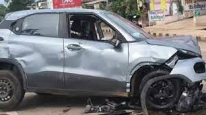 धमतरी नेशनल हाईवे पर भीषण कार हादसा