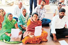 धमतरी में विकास शुल्क को लेकर विवाद तेज, कांग्रेस पार्षदों ने निगम में किया प्रदर्शन