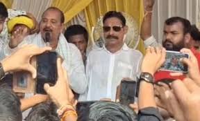 बिहार चुनाव प्रचार के दौरान जदयू उम्मीदवार अनंत सिंह का मंच से गिरना