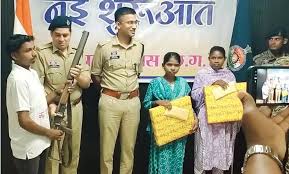 गरियाबंद में 3 कुख्यात नक्सलियों का आत्मसमर्पण