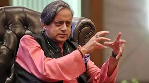 दिल्ली वायु प्रदूषण पर शशि थरूर का तीखा बयान — “सरकार ने जनता को धुंध में छोड़ दिया”