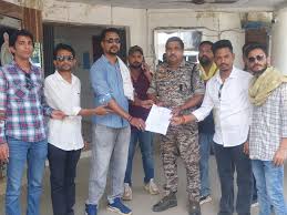 मातृ-भाषा और मीडिया पर व्यंग्यपूर्ण संपादकीय — लोकप्रियता की दौड़ में भाषा और साख कहीं पीछे