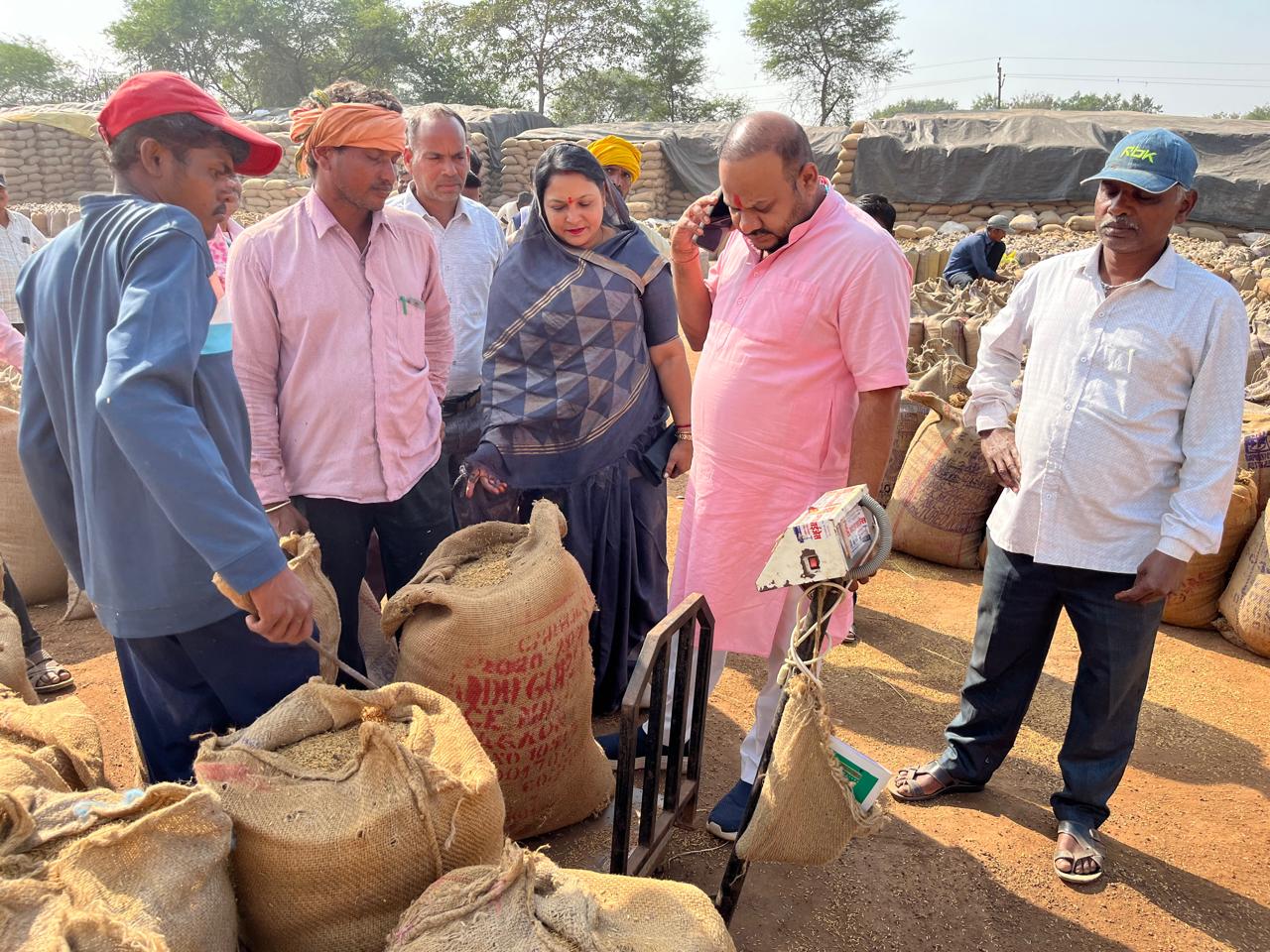 धान खरीदी केंद्र का कांग्रेस अध्यक्ष ने किया निरीक्षण