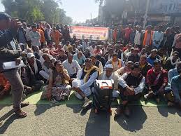 धमतरी-नगरी मार्ग पर किसानों का चक्काजाम, पांच सूत्रीय मांगों को लेकर राज्य मार्ग पर हुआ विरोध प्रदर्शन