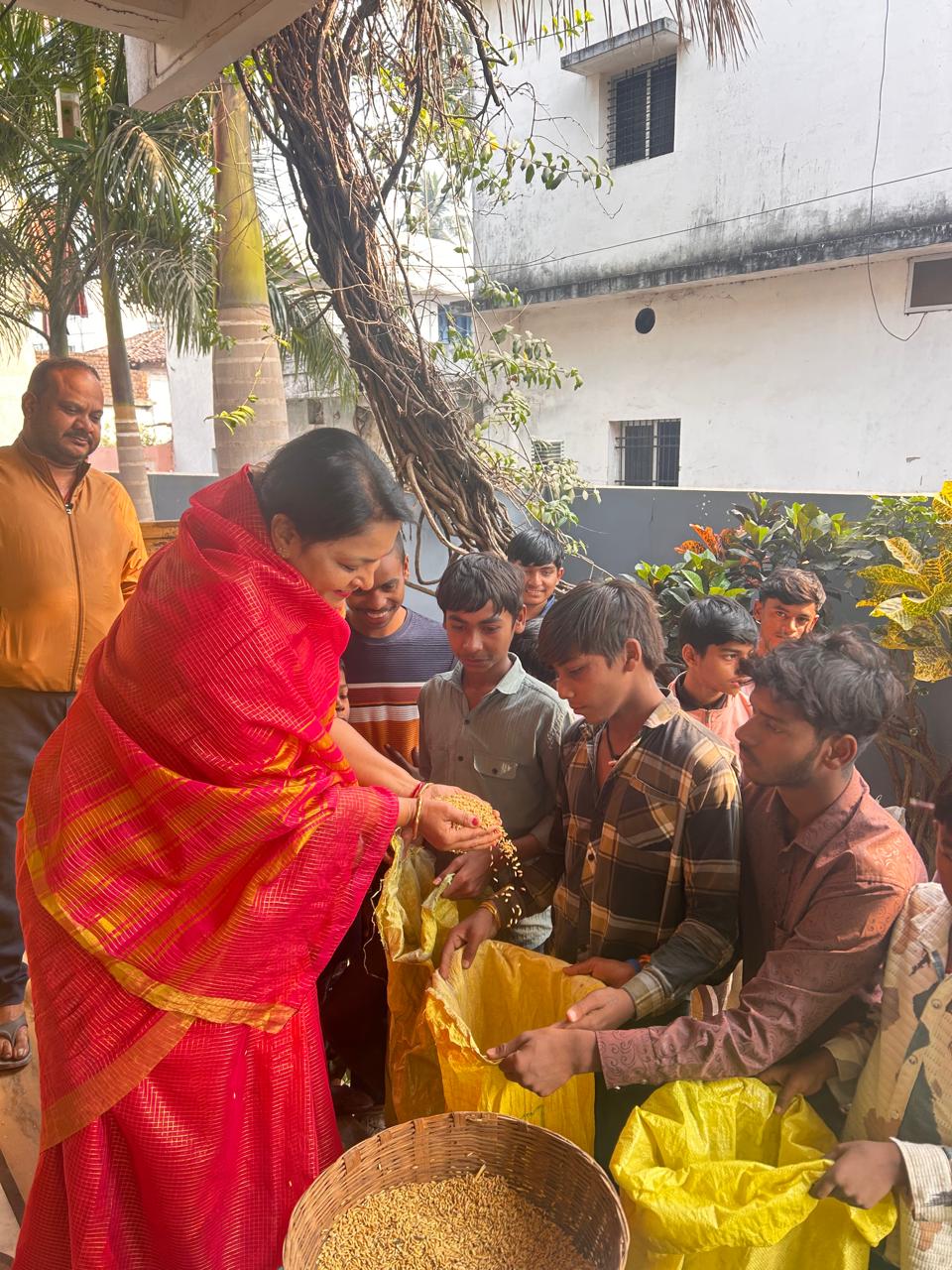 छेरछेरा पर्व पर जिला कांग्रेस अध्यक्ष तारिणी चंद्राकर ने निभाई अन्नदान की परंपरा