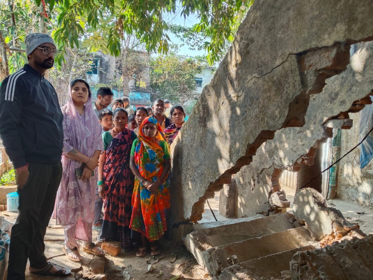 अटल आवास डिपोपारा सोरिद में जर्जर सीढ़ी गिरी, मां-बेटा गंभीर घायल