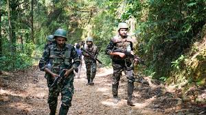 CRPF ने नक्सल प्रभावित बस्तर इलाकों में बांटे रेडियो, सूचना की पहुंच बढ़ाने की पहल