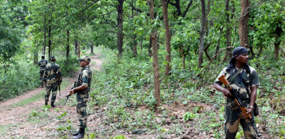 नक्सलवाद के खिलाफ आख़िरी मोर्चा — पुलिस ने बढ़त की बात कही