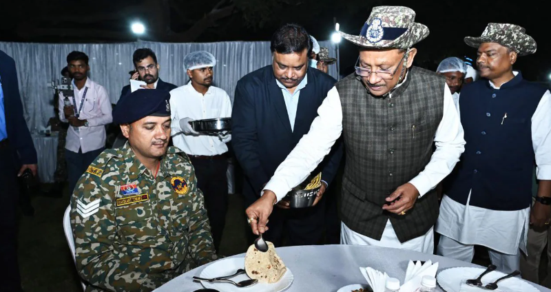 सीएम साय ने सुरक्षा बलों के साथ डिनर किया, जवानों को स्वयं भोजन परोसा — नारायणपुर से बड़ी खबर