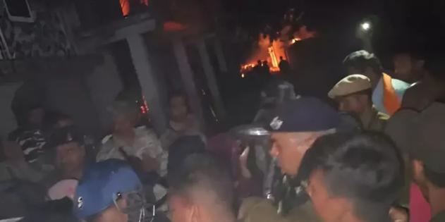 छत्तीसगढ़ के बकली गाँव में भीषण सांप्रदायिक झड़प — दो समुदायों में हिंसा, घरों में आग, भारी पुलिस तैनात कर स्थिति नियंत्रण में