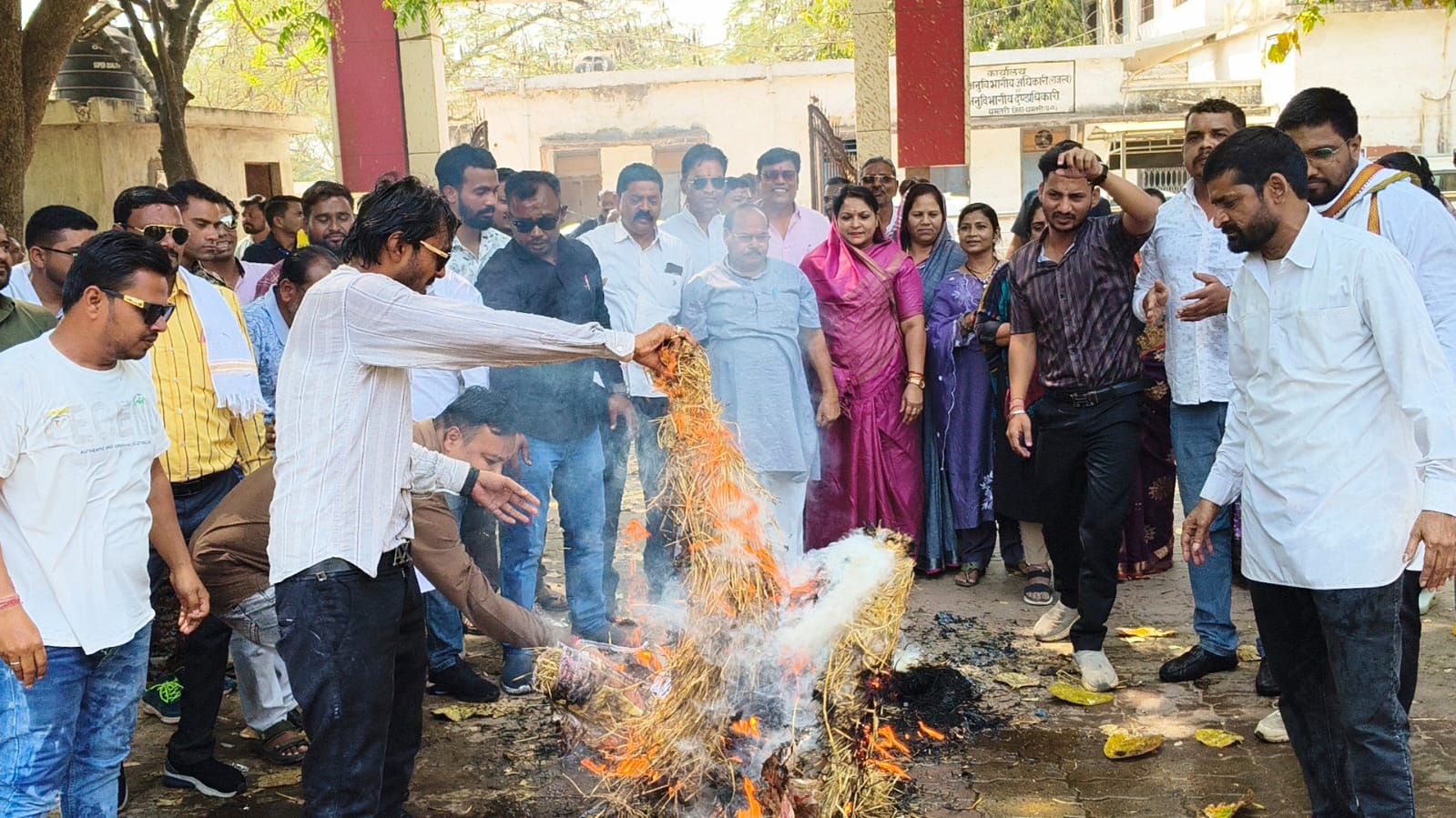 घरेलू गैस सिलेंडर के दाम बढ़ने पर कांग्रेस का प्रदर्शन, प्रधानमंत्री का किया पुतला दहन
