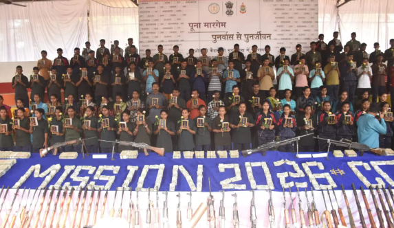 बस्तर में 108 नक्सलियों ने किया सरेंडर, 101 हथियारों के साथ किया आत्मसमर्पण