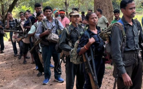 नक्सल मोर्चे पर बड़ी कार्रवाई: बस्तर में कई नक्सलियों ने किया सरेंडर