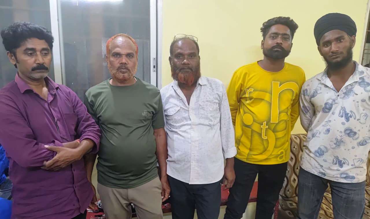 सिहावा चौक धमतरी के जुए फड़ पर कोतवाली पुलिस का सर्जिकल एक्शन, 05 जुआरी रंगे हाथ गिरफ्तार